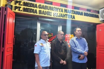 Kuasa Hukum dan Pimpinan Media Bahri memberikan keterangan di depan kantor redaksi usai menyampaikan keberatan atas pemberitaan yang dinilai menyesatkan.