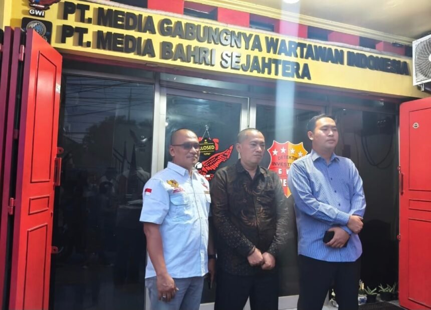 Kuasa Hukum dan Pimpinan Media Bahri memberikan keterangan di depan kantor redaksi usai menyampaikan keberatan atas pemberitaan yang dinilai menyesatkan.