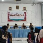 Mahasiswa Universitas Iqra Buru mengikuti kuliah umum HAKORDIA 2025 bersama Kajari Buru untuk memperkuat semangat antikorupsi.