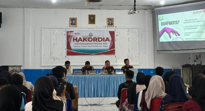 Mahasiswa Universitas Iqra Buru mengikuti kuliah umum HAKORDIA 2025 bersama Kajari Buru untuk memperkuat semangat antikorupsi.