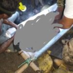 Evakuasi penambang emas ilegal yang meninggal dunia dari dalam lubang galian di kawasan Gunung Botak, Kabupaten Buru, Maluku, Minggu (14/12/2025), dilakukan secara manual oleh warga di tengah operasi penertiban tambang.