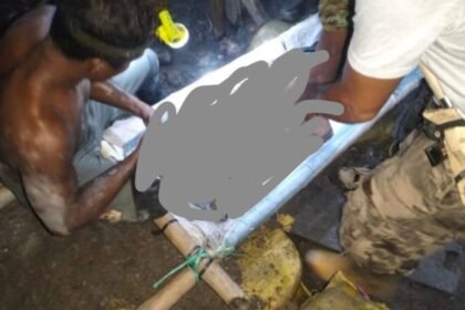 Evakuasi penambang emas ilegal yang meninggal dunia dari dalam lubang galian di kawasan Gunung Botak, Kabupaten Buru, Maluku, Minggu (14/12/2025), dilakukan secara manual oleh warga di tengah operasi penertiban tambang.