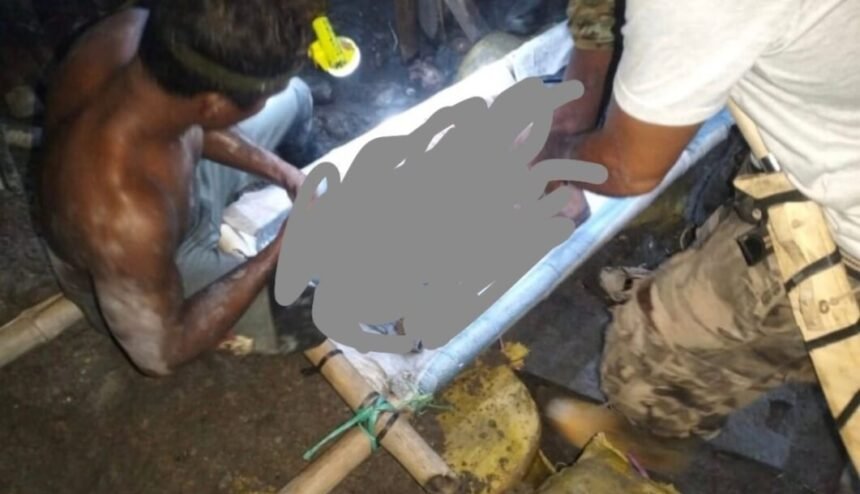 Evakuasi penambang emas ilegal yang meninggal dunia dari dalam lubang galian di kawasan Gunung Botak, Kabupaten Buru, Maluku, Minggu (14/12/2025), dilakukan secara manual oleh warga di tengah operasi penertiban tambang.
