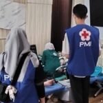 Petugas PMI melayani warga yang mengikuti aksi donor darah di Kantor Camat Tamalate, Makassar, dalam rangka HUT ke-418 Kota Makassar.