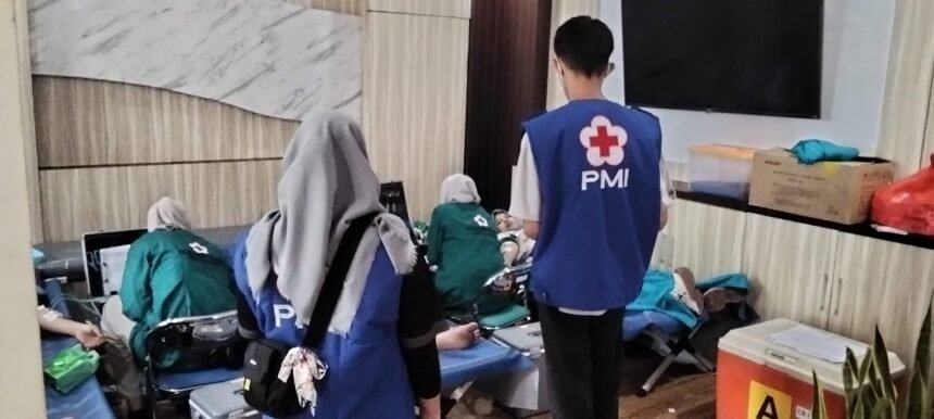 Petugas PMI melayani warga yang mengikuti aksi donor darah di Kantor Camat Tamalate, Makassar, dalam rangka HUT ke-418 Kota Makassar.