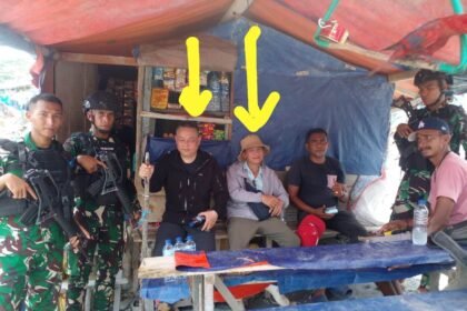 Sejumlah WNA asal China terlihat berada di kawasan tambang emas Gunung Botak, Kabupaten Buru, Maluku, dengan pengawalan di lapangan, Sabtu (3/1/2026). Kehadiran mereka menyorot lemahnya pengawasan orang asing di wilayah tersebut.
