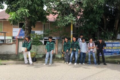 Mahasiswa UNIMEN turun ke jalan menggalang dana untuk membantu korban banjir di Dusun Nating, Enrekang. Solidaritas mahasiswa untuk sesama