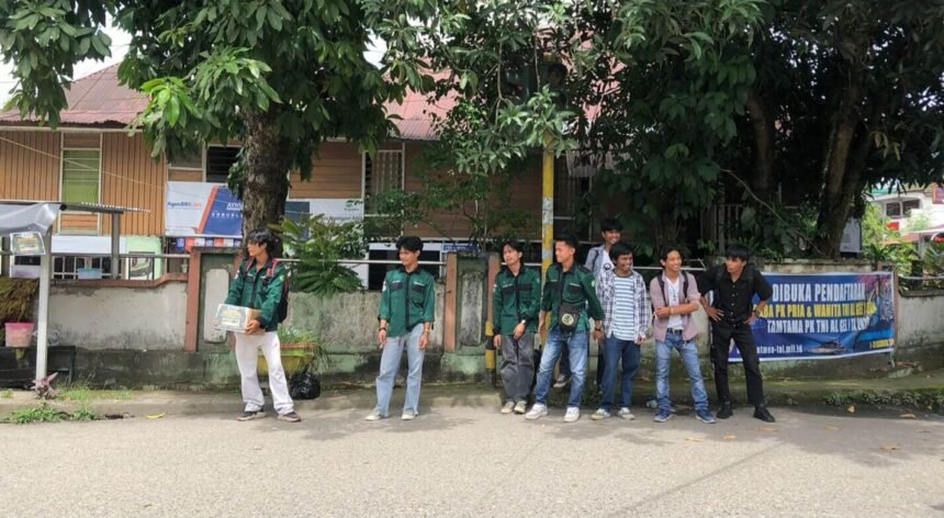 Mahasiswa UNIMEN turun ke jalan menggalang dana untuk membantu korban banjir di Dusun Nating, Enrekang. Solidaritas mahasiswa untuk sesama