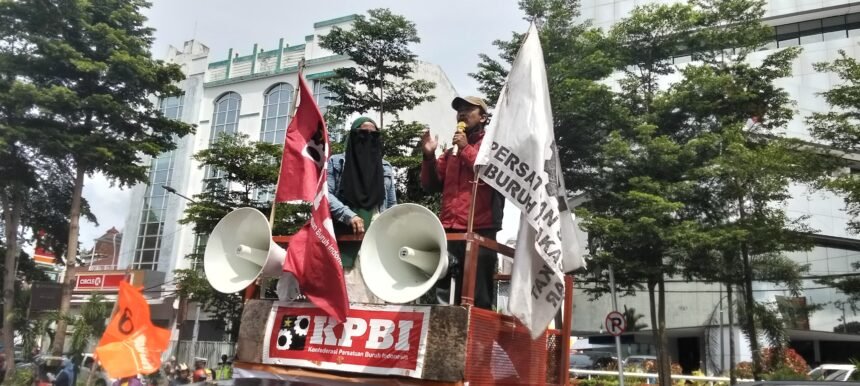 Aksi Partai Buruh dan pedagang di depan Balai Kota Makassar menolak penggusuran Pasar Pa’baeng-baeng dan PKL, Senin (5/1/2026).