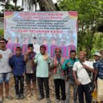 Tujuh Kepala Soa Bubator Pito Walata memasang spanduk penolakan koperasi tambang di kawasan Gunung Botak, Buru, Maluku, Selasa (6/1/2026), sebagai bentuk tuntutan penghormatan terhadap hak ulayat adat.