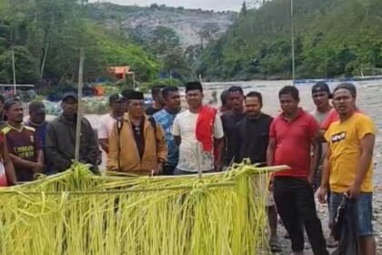 Warga Negeri Kaiely memasang sasi adat di Kali Anahoni, Kabupaten Buru, Maluku, sebagai bentuk larangan aktivitas alat berat tanpa kesepakatan masyarakat.