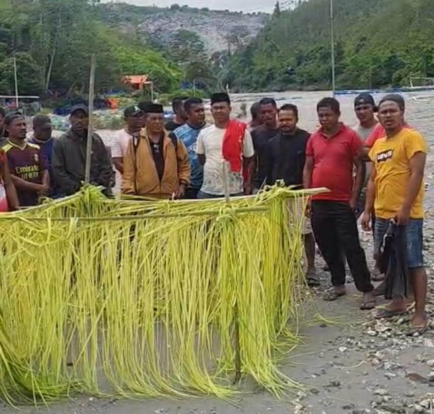 Warga Negeri Kaiely memasang sasi adat di Kali Anahoni, Kabupaten Buru, Maluku, sebagai bentuk larangan aktivitas alat berat tanpa kesepakatan masyarakat.