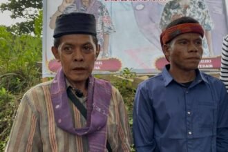 Batu Merah Wael Ahli Waris (kiri) dan Tokoh Adat (kanan).