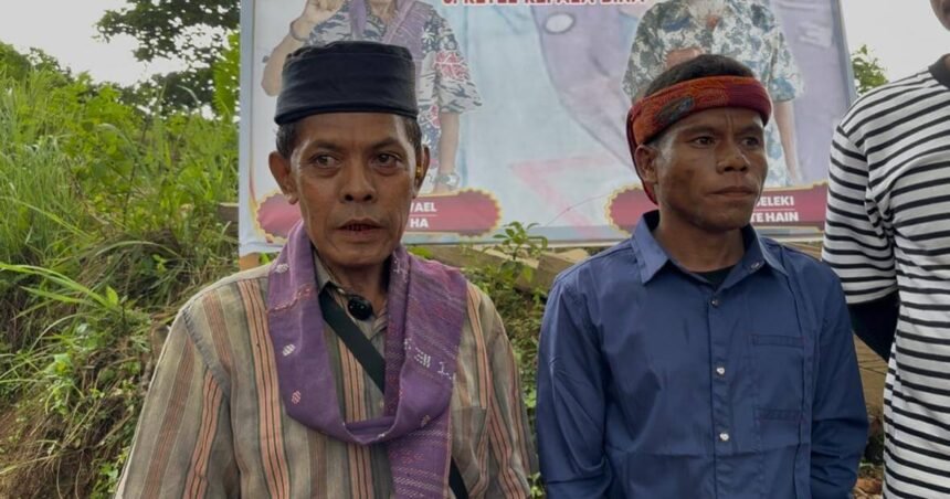 Batu Merah Wael Ahli Waris (kiri) dan Tokoh Adat (kanan).