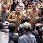 Wali Kota Makassar berdialog dengan massa aksi pedagang di halaman Balai Kota, Senin (12/1/2026), di tengah ketegangan terkait rencana penertiban pasar.
