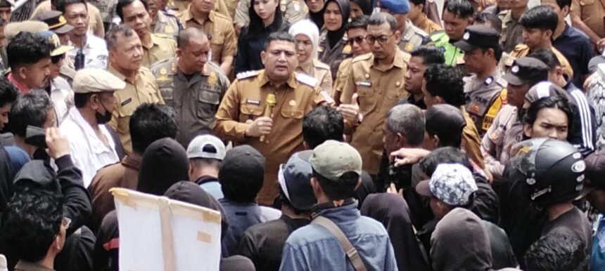 Wali Kota Makassar berdialog dengan massa aksi pedagang di halaman Balai Kota, Senin (12/1/2026), di tengah ketegangan terkait rencana penertiban pasar.