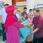 Penyerahan bantuan sosial dalam rangka Bakti Sosial Akhir Tahun dan Literasi Fest Maluku 2025 di Desa Iha, Kecamatan Huamual, Seram Bagian Barat, Rabu (14/1/2026).