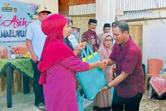Penyerahan bantuan sosial dalam rangka Bakti Sosial Akhir Tahun dan Literasi Fest Maluku 2025 di Desa Iha, Kecamatan Huamual, Seram Bagian Barat, Rabu (14/1/2026).