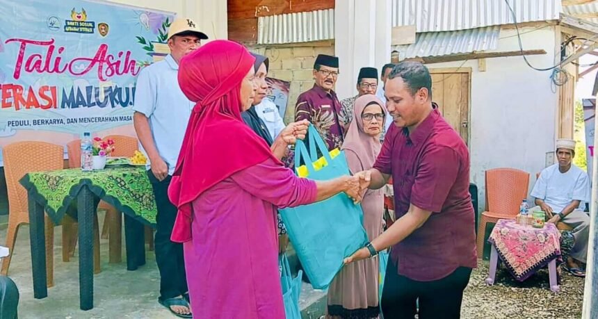 Penyerahan bantuan sosial dalam rangka Bakti Sosial Akhir Tahun dan Literasi Fest Maluku 2025 di Desa Iha, Kecamatan Huamual, Seram Bagian Barat, Rabu (14/1/2026).