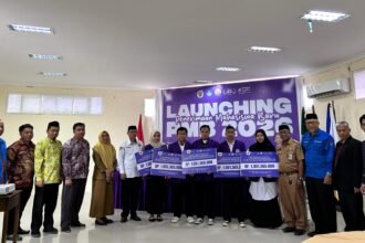UNIMEN resmi melaunching PMB 2026 sekaligus menyerahkan Beasiswa Internal senilai Rp1,05 miliar kepada mahasiswa baru sebagai komitmen membuka akses pendidikan tanpa hambatan biaya.