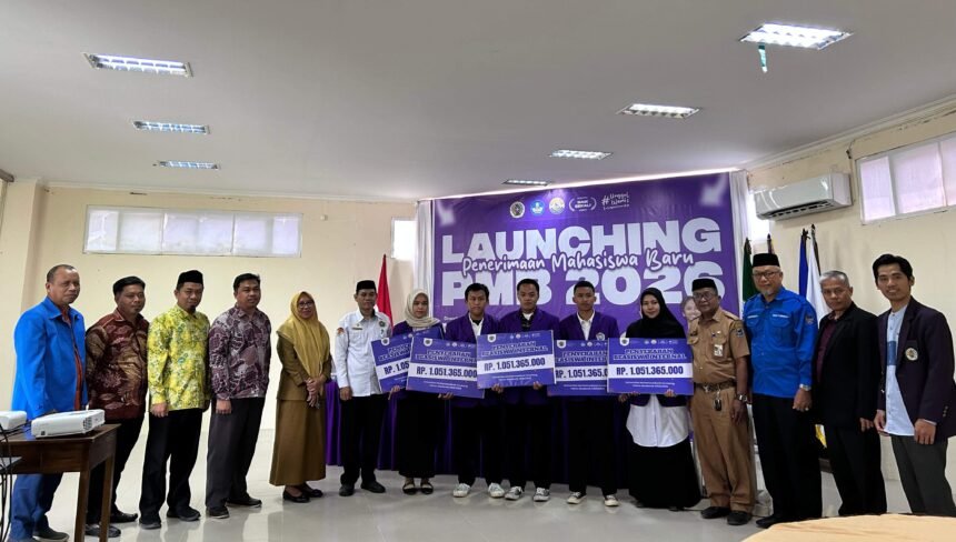UNIMEN resmi melaunching PMB 2026 sekaligus menyerahkan Beasiswa Internal senilai Rp1,05 miliar kepada mahasiswa baru sebagai komitmen membuka akses pendidikan tanpa hambatan biaya.