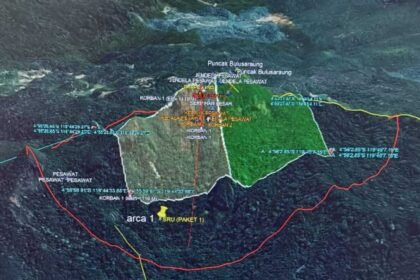 Peta operasi SAR menunjukkan lokasi jatuhnya pesawat ATR 42-500 di Gunung Bulusaraung, Pangkep–Maros, Sulsel, dengan medan terjal dan sebaran serpihan pesawat di kawasan hutan.