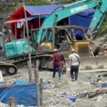 Aktivitas alat berat terlihat di kawasan pertambangan Gunung Botak, Kabupaten Buru, Maluku. Koperasi pemilik Izin Pertambangan Rakyat memprotes aktivitas tersebut dan meminta pemerintah daerah turun tangan.