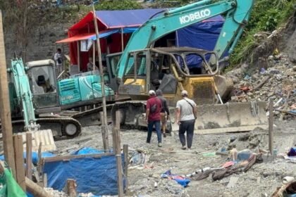 Aktivitas alat berat terlihat di kawasan pertambangan Gunung Botak, Kabupaten Buru, Maluku. Koperasi pemilik Izin Pertambangan Rakyat memprotes aktivitas tersebut dan meminta pemerintah daerah turun tangan.