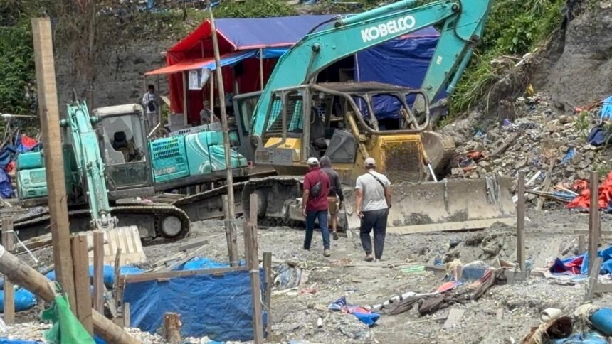 Aktivitas alat berat terlihat di kawasan pertambangan Gunung Botak, Kabupaten Buru, Maluku. Koperasi pemilik Izin Pertambangan Rakyat memprotes aktivitas tersebut dan meminta pemerintah daerah turun tangan.