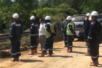 Petugas dan perwakilan pihak terkait meninjau lokasi lahan yang menjadi objek sengketa di area operasi Pertamina Hulu Rokan, Riau.
