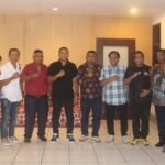 Bupati Sikka Juventus Prima Yoris Kago berfoto bersama pengurus Formab dan perwakilan Flobamora Sulsel usai tatap muka dengan warga Maumere di Makassar, Sabtu (31/1/2026).