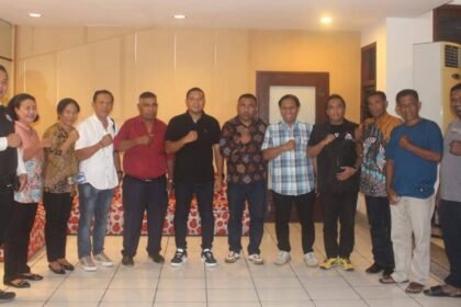 Bupati Sikka Juventus Prima Yoris Kago berfoto bersama pengurus Formab dan perwakilan Flobamora Sulsel usai tatap muka dengan warga Maumere di Makassar, Sabtu (31/1/2026).