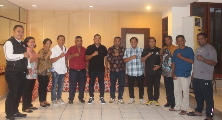Bupati Sikka Juventus Prima Yoris Kago berfoto bersama pengurus Formab dan perwakilan Flobamora Sulsel usai tatap muka dengan warga Maumere di Makassar, Sabtu (31/1/2026).
