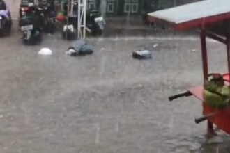 Hujan deras yang mengguyur Kota Enrekang, Sulawesi Selatan, Minggu (1/2/2026) sekitar pukul 17.00 Wita, menyebabkan genangan air di sejumlah titik.