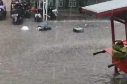 Hujan deras yang mengguyur Kota Enrekang, Sulawesi Selatan, Minggu (1/2/2026) sekitar pukul 17.00 Wita, menyebabkan genangan air di sejumlah titik.