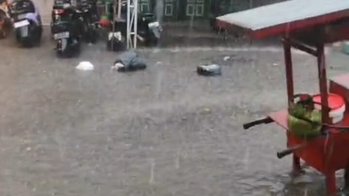 Hujan deras yang mengguyur Kota Enrekang, Sulawesi Selatan, Minggu (1/2/2026) sekitar pukul 17.00 Wita, menyebabkan genangan air di sejumlah titik.