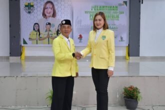 Pelantikan pengurus Pemuda Katolik Kota Parepare ditandai penyerahan mandat kepemimpinan dalam suasana khidmat di Balai Ainun Habibie, Minggu (1/2/2026).