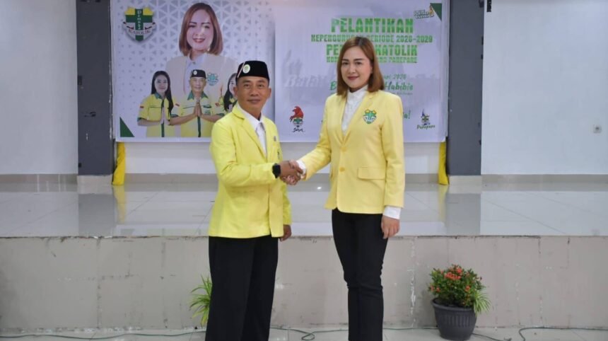 Pelantikan pengurus Pemuda Katolik Kota Parepare ditandai penyerahan mandat kepemimpinan dalam suasana khidmat di Balai Ainun Habibie, Minggu (1/2/2026).