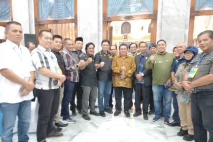 Ketua Umum SMSI Firdaus (batik coklat-tengah) bersama pengurus dan delegasi SMSI dari berbagai daerah berfoto bersama saat Welcome Dinner pembuka rangkaian HPN 2026 di Provinsi Banten, Kamis (5/2/2026).