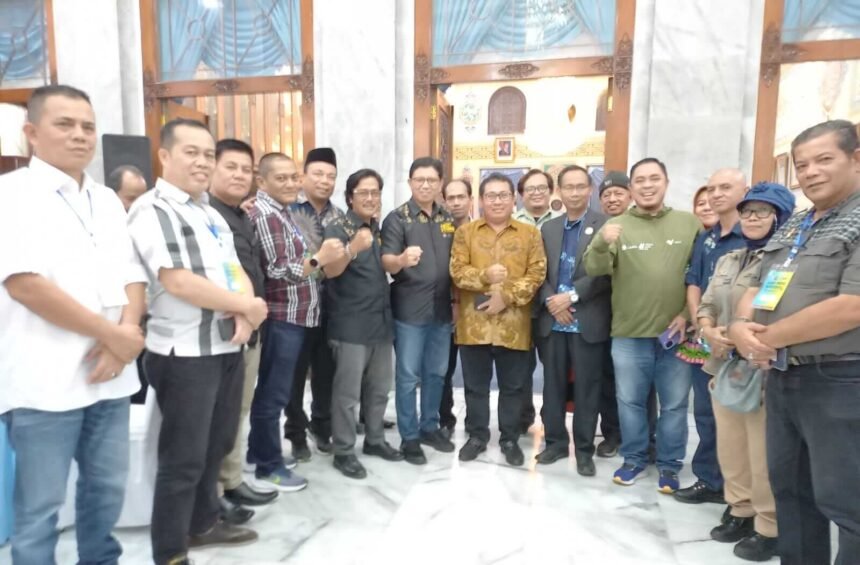 Ketua Umum SMSI Firdaus (batik coklat-tengah) bersama pengurus dan delegasi SMSI dari berbagai daerah berfoto bersama saat Welcome Dinner pembuka rangkaian HPN 2026 di Provinsi Banten, Kamis (5/2/2026).