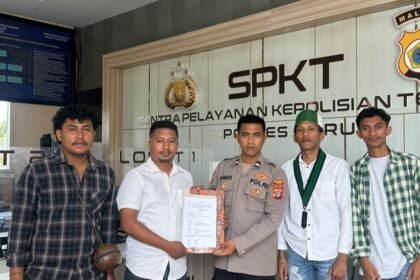 HMI Cabang Namlea menyerahkan laporan dugaan tambang emas ilegal ke SPKT Polres Buru, Maluku.