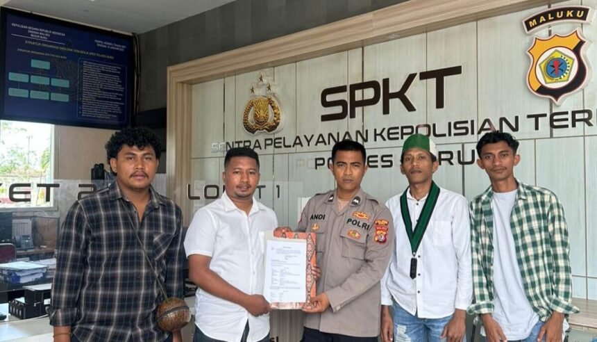 HMI Cabang Namlea menyerahkan laporan dugaan tambang emas ilegal ke SPKT Polres Buru, Maluku.