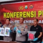 Polres Enrekang menggelar konferensi pers pada Selasa (24/2/2026), pengungkapan kasus penganiayaan di Dusun Kendenan, Desa Kendenan, Kecamatan Baraka, Kabupaten Enrekang.