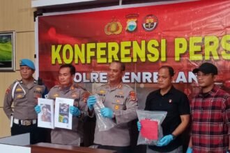 Polres Enrekang menggelar konferensi pers pada Selasa (24/2/2026), pengungkapan kasus penganiayaan di Dusun Kendenan, Desa Kendenan, Kecamatan Baraka, Kabupaten Enrekang.