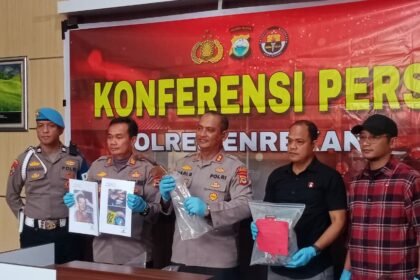 Polres Enrekang menggelar konferensi pers pada Selasa (24/2/2026), pengungkapan kasus penganiayaan di Dusun Kendenan, Desa Kendenan, Kecamatan Baraka, Kabupaten Enrekang.