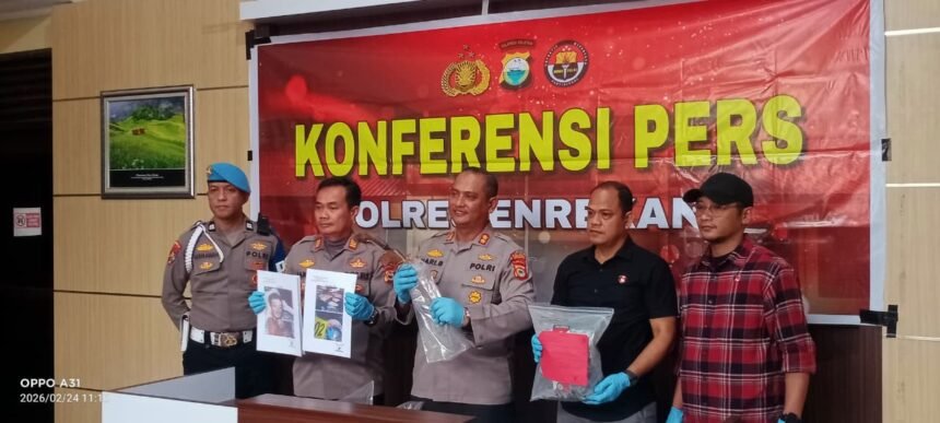 Polres Enrekang menggelar konferensi pers pada Selasa (24/2/2026), pengungkapan kasus penganiayaan di Dusun Kendenan, Desa Kendenan, Kecamatan Baraka, Kabupaten Enrekang.