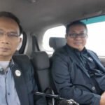 Ketum SMSI Firdaus (kanan) bersama Sekjen Makali Kumar, SH., MH (kiri) dalam satu perjalanan, membahas arah industri pers nasional, Februari 2026.