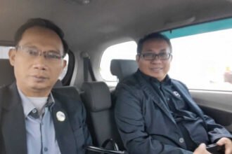 Ketum SMSI Firdaus (kanan) bersama Sekjen Makali Kumar, SH., MH (kiri) dalam satu perjalanan, membahas arah industri pers nasional, Februari 2026.