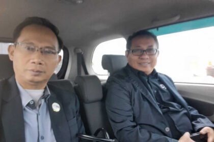 Ketum SMSI Firdaus (kanan) bersama Sekjen Makali Kumar, SH., MH (kiri) dalam satu perjalanan, membahas arah industri pers nasional, Februari 2026.