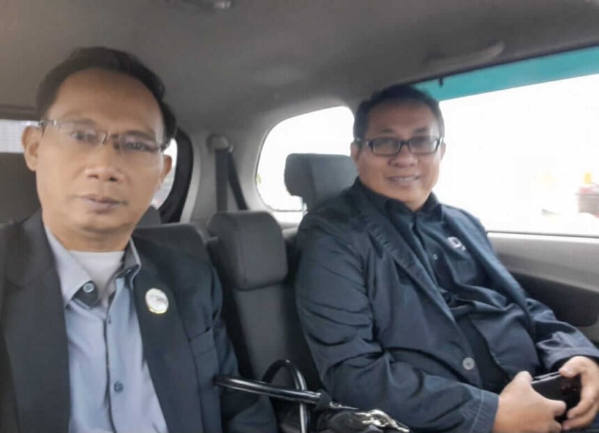 Ketum SMSI Firdaus (kanan) bersama Sekjen Makali Kumar, SH., MH (kiri) dalam satu perjalanan, membahas arah industri pers nasional, Februari 2026.